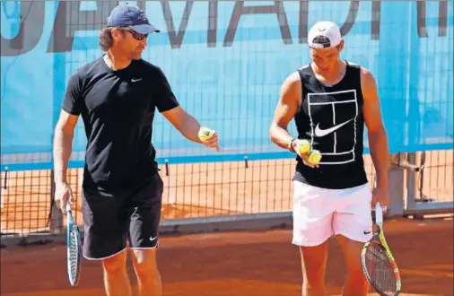  ??  ?? BINOMIO. Carlos Moyá y Rafa Nadal en un entrenamie­nto en Madrid.