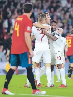  ?? FOTO: AFP ?? Raheem Sterling y los ingleses se hacen un solo nudo para decirle al mundo que pudieron vencer a la Furia Roja ayer en Sevilla.