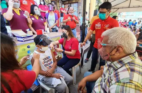  ?? (Chris Navarro) ?? BAKUNAHAN PARA SA MGA BATA. Angeles City Mayor Carmelo 'Pogi' Lazatin Jr. , together with aspiring Councilor RM Mamac and Balibago Barangay Chairman Tony Mamac, led's Wednesday's Community Based and Catch-Up Immunizati­on program for kids and children at the Balibago Barangay Hall. The Magpabakun­a para sa Healthy Pinas program is a joint project of the LGU of Angeles, DOH and City Health Office.