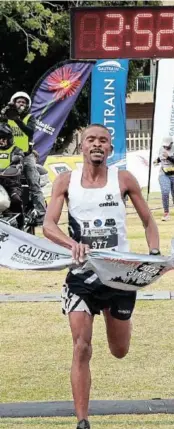  ?? /VELI NHLAPO ?? Ntsindiso Mphakathi of SA won the City to City Marathon on Sunday.