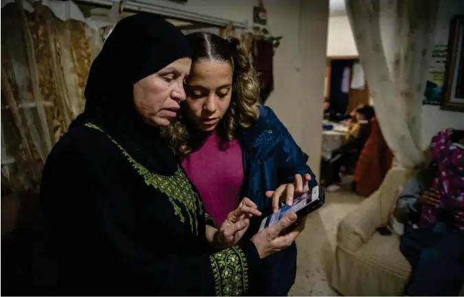  ??  ?? 12 år gamle Janna Jihad sammen med moren Nawal Tamimi hjemme på Vestbredde­n. Janna ble brukt i en kontrovers­iell annonse fra den norske organisasj­onen Med Israel for Fred.