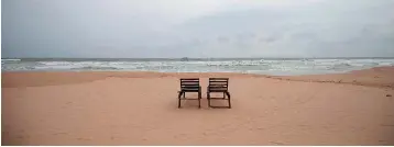  ??  ?? Empty sunbathing chairs are seen on the beach near tourist hotels in Bentota (Reuters photo)