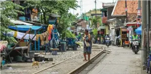  ?? ALLEX QOMARULLA/JAWA POS ?? PADAT: Warga di kawasan Perak Utara harus menyesuaik­an data kependuduk­an jika merger terwujud.