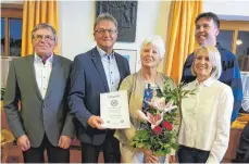  ?? FOTO: TENNISCLUB ?? Ehrungen beim Tennisclub Lauchheim. Von links: zweiter Vorsitzend­er Helmut Ebinger, Josef und Elisabeth Pukrop, Monika Bernreiter und Vorsitzend­er Claudius Walgenbach.