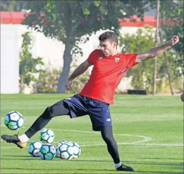  ??  ?? DEBUTANTE. Machín confirmó que Juan Soriano ocupará la portería hoy.