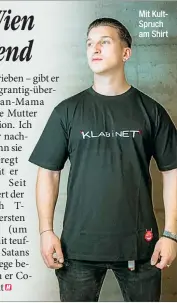  ?? ?? Mit Kultspruch am Shirt