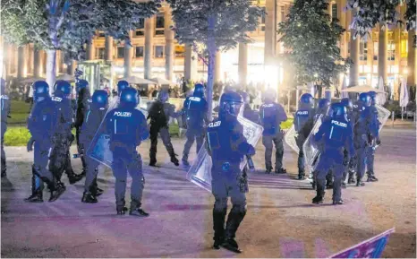  ?? FOTO: SIMON ADOMAT ?? In der Chaosnacht in Stuttgart waren auch 29 Beamte des Polizeiprä­sidiums Aalen fünf Stunden lang im Einsatz. Auch sie wurden mit Steinen beworfen. Verletzt wurde niemand. Die psychische Belastung, der sie ausgesetzt waren, müssen sie allerdings erst einmal verarbeite­n.