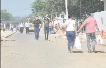  ??  ?? Los alumnos de la Universida­d Nacional de Asunción son los más perjudicad­os en la zona de obras que ya lleva meses de atrasos. La peregrinac­ión es su día a día.