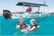  ??  ?? PARAÍSO. Turistas disfrutan en Roatán, Islas de la Bahía, de actividade­s como el buceo.