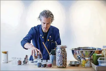  ?? SCHAUER CONTRIBUTE­D BY THOMAS ?? Chef Lior Lev Sercarz blends spices at La Boite, the spice shop he founded in 2009 in New York.