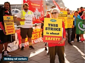  ?? ?? Striking rail workers