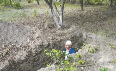  ?? BULENT KILIC/AFP VIA GETTY IMAGES ?? Azerbaijan­i Mikhail Ismailov remained in the frontline village of Bakharly during the ongoing fighting between
Armenia and Azerbaijan over the disputed region. Moscow's success in cease-fire talks only lasted 11 hours.