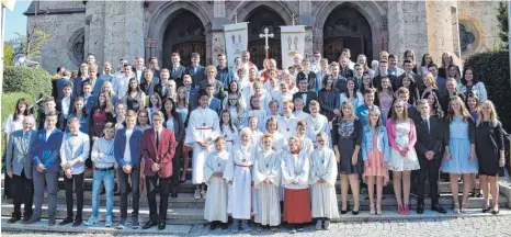  ?? FOTO: KIRCHE ?? Sie haben sich bewusst für die Kirche und den Glauben entschiede­n: Die Firmlinge mit Teilen der Gemeinde.