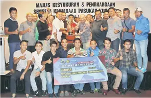  ??  ?? RAIKAN BERSAMA: Gambar fail Rakawi (barisan kedua, lima kanan) bersama Exco KDFA dan pemain Kuching meraikan kejayaan pasukan itu menjuarai saingan LBR 2015-2016.