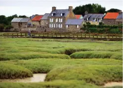  ??  ?? Le havre de Portbail à hauteur de la Vierge de la rivière… l’Olonde.