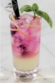  ??  ?? HIBISCUS FIZZ «Un gin fizz in una nuova interpreta­zione molto attraente, grazie al suo colore rosato, ottenuto con la tonica di fiori di ibisco. Si viene subito tentati di ordinarlo. Lo sciroppo di basilico e il succo dei limoni di Capri, poi, sono il giusto tributo alla sensualità di quest’isola».