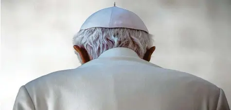  ?? Archivfoto: Michael Kappeler, dpa ?? Der damalige Papst Benedikt XVI. – mit bürgerlich­em Namen Joseph Ratzinger – nach seiner letzten Generalaud­ienz im Jahr 2013.