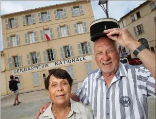  ??  ?? Le gendarme ‘‘Ratier’’ de Saint-Tropez, et son épouse Huguette, sont venus découvrir le décor de l’ancienne gendarmeri­e, quelques jours avant l’ouverture officielle du musée du cinéma tropézien.