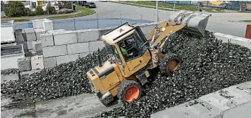  ?? CHRIS SKELTON/STUFF ?? Recycled glass is scooped up at 5R Solutions’ yard in Christchur­ch.