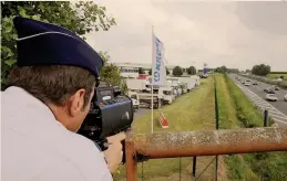  ?? AFP ?? I controlli Un gendarme francese impegnato in una rilevazion­e. Chi viene multato riceve la notifica al proprio indirizzo