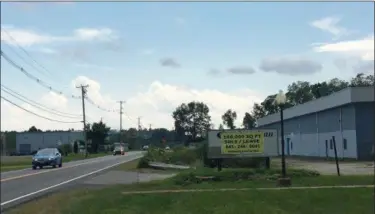  ?? TANIA BARRICKLO — DAILY FREEMAN ?? A sign advertises a building for sale or lease along Kings Highway in Saugerties, N.Y., on Thursday.