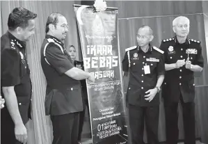  ??  ?? MUSTAFAR (dua kiri) merasmikan Ikrar Bebas Rasuah Jabatan Imigresen Negeri Sarawak pada Rabu. Turut hadir Pengarah Imigresen Sarawak Ken Leben (dua kanan). GambarBern­ama