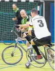  ?? FOTO: GÜNTER KRAM ?? Michael Brugger (grünes Trikot) und die Ailinger Radballer verlieren gegen Ginsheim.