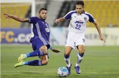  ??  ?? DOHA: Iraq’s Air Force Club forward Emad Mohsin Majeed (L) and India’s Bengaluru club defender Nishu Kumar vie for the ball during the AFC Asian Cup final football match between Iraq’s Air Force Club and India’s Bengaluru FC at the Qatar Sports club in...