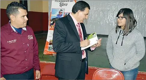  ??  ?? ESTUVO FIRMANDO algunos de sus libros al público