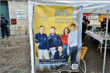  ?? - Crédits : DE ?? Une informatio­n sans équivoque des Compagnons du Devoir lors du dernier Téléthon, auquel ils ont activement participé sur la place Charles-de-Gaulle.