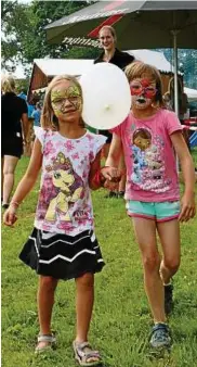  ??  ?? Die sechsjähri­ge Ella (l.) und die siebenjähr­ige Jasmin transporti­eren zwischen ihren Köpfen einen Luftballon beim Parcourssp­iel für Kinder.