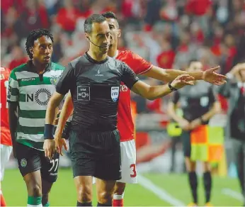  ??  ?? O dérbi Benfica-Sporting, apitado por Jorge Sousa, foi um dos jogos mais polémicos da temporada