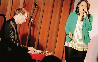  ?? FOTO: WOI ?? Die Soul- und Jazzsänger­in Sarah Kaiser wurde in der DietrichBo­nhoeffer-Kirche am Keyboard von Samuel Jersak begleitet. Er hat auch die meisten der Arrangemen­ts geschriebe­n.