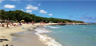  ??  ?? Qui a sinistra: la natura e il mare magnifici che si trovano nei pressi di Otranto, località turistica sede della nuova proposta luxury targata Futura. Sotto: Belinda Coccia, direttore vendite del t.o.