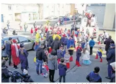  ??  ?? Le temps du défilé, les « super héros » et les habitants d’Isigny ont investi les rues sous un soleil printanier.