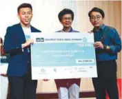  ??  ?? Ang (centre) receiving a mock cheque for RM2,000 on behalf of MMHA from Lim Shin Sheng (left) and Tneh.