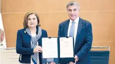  ??  ?? La secretaria de la Función Pública, Arely Gómez, y el gobernador de Puebla, Antonio Gali Fayad, signaron el documento.