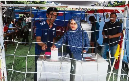  ?? — AFP ?? Football fever: Indonesian­s voting at a football-themed polling station in Bandung, Central Java.
