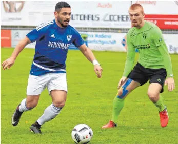  ?? FOTO: ELKE OBSER ?? Einen rabenschwa­rzen Tag erwischten Burak Coban und der FV Ravensburg am Samstag beim Heimspiel gegen Freiberg (Tobias Fausel).