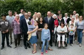  ?? (DR) ?? Une quarantain­e de locataires s’est réunie dans la cour du Chantemerl­e pour participer à la toute première fête des voisins organisée à la résidence HLM.