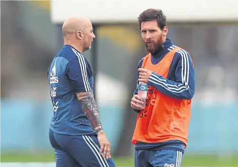  ?? Marcos brindicci / reuters ?? Sampaoli puede aprovechar la lección del barcelona para respaldar a Messi