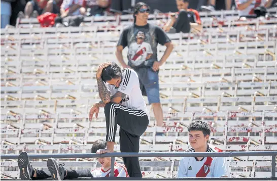  ?? Santiago filipuzzi ?? los hinchas de river, desolados en las tribunas del Monumental al enterarse de la nueva suspensión