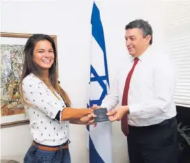  ?? JOHN DURÁN ?? La futbolista Fabiola Sánchez tramitó su visa de trabajo ante el embajador de Israel en nuestro país, Amir Ofek.