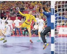  ?? FOTO: IMAGO ?? Filip Lazarov (Nr. 23) war auch schon bei der vergangene­n Europameis­terschaft für Mazedonien am Ball – hier spielte er gegen Spanien.