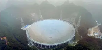  ??  ?? Parabola
II radioteles­copio con un disco da 500 metri di diametro tra i monti del Guizhou