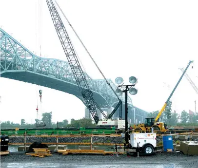  ??  ?? Le consortium chargé de construire le nouveau pont Champlain réclame 124 millions $ au fédéral pour des imprévus qui pourraient retarder la livraison du pont.