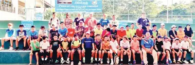  ??  ?? PARA Pegawai, jurulatih dan antara pemain yang menyertai Kejohanan Tenis Siri Jelajah Remaja ATF 14 Tahun Ke Bawah Asia Ke-8, Sabah 2018 semasa di Pusat Tenis SHR pada Rabu.