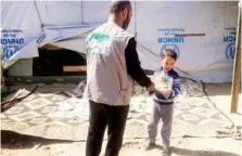  ?? (واس) ?? طفل سوري يحصل على الخبز من أحد أفراد الحملة