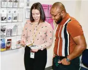  ?? ?? Self-Help Center Coordinato­r Kaylyn Drodge assists a customer at the Dayton Municipal Court.