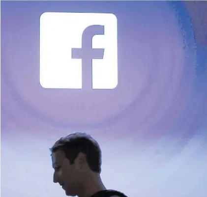  ?? AP ?? Cuestionad­o. Mark Zuckerberg, en el ojo de la tormenta tras el escándalo de la filtración de datos.